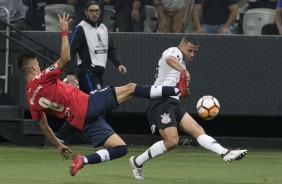 Sidcley em jogada contra o Independiente, na Arena Corinthians, pela Libertadores