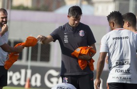 Cuca dando instruções ao time durante o treinamento de hoje no CT
