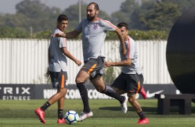 Danilo correndo para dois no treino de hoje no CT