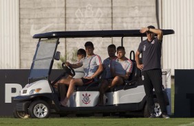 Jogadores titulares chegam ao treino no CT