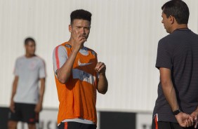 Marquinhos Gabriel e Carille conversam durante o treino desta quinta-feira no CT