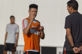 Marquinhos Gabriel e Carille conversam durante o treino desta quinta-feira no CT