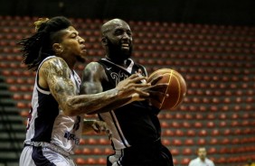 Na noite desta quinta-feira, o Corinthians voltou  disputa da Liga Ouro no Ginsio Wlamir Marques