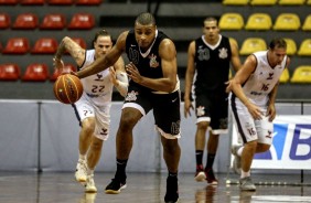 O Corinthians foi para o último quarto com uma derrota parcial de 58 a 61