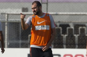 O veterano Danilo durante o treinamento de hoje no CT Joaquim Grava