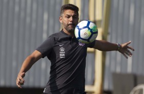 Olha o enfermeiro Alexandro Dias batendo uma bolinha no treino desta sexta-feira no CT