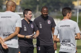Os auxiliares Osmar Loss e Fabinho durante atividade desta manhã no CT