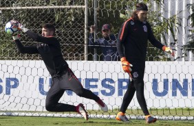 Os goleiros Caíque França e Cássio durante o treinamento desta manhã no CT