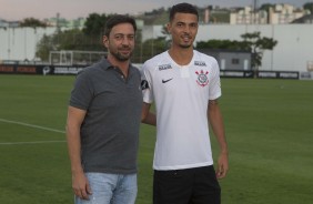 Thiaguinho ao lado de Duílio durante apresentação no CT