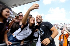 Kaysar, ex-BBB, sendo tietado pela torcida no jogo contra o Cear, na Arena Corinthians