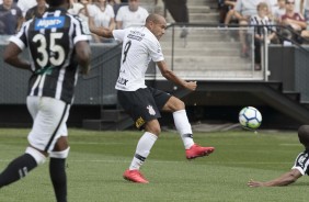 Roger durante sua estreia contra o Cear, na Arena Corinthians