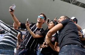 Torcida do Corinthians tieta o srio Kaysar durante jogo contra o Cear