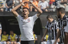 Volante Gabriel durante jogo contra o Cear na Arena Corinthians