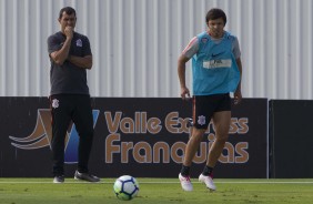 Carille observa atento o treino desta segunda-feira