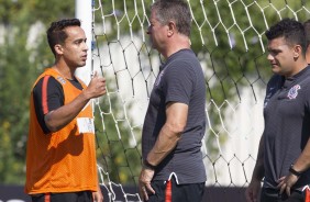 Jadson conversa com Walmir Cruz durante atividade deste sbado no CT