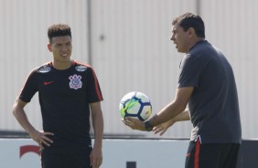 Marquinhos Gabriel e Carille conversam durante ltima atividade no CT antes do jogo contra o Cear