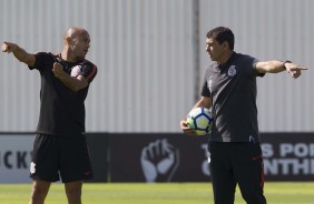 Roger e Carille conversam durante treino deste sbado no CT