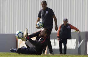 Walter, arqueiro do Timão, treinando na manhã desta segunda-feira sob olhares do técnico Carille