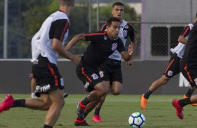 O meia Jadson treinando durante as atividades desta tarde no CT Joaquim Grava