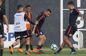 Teve treinamento em campo com a presença dos titulares hoje no CT