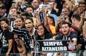 A torcida vibrando muito com a atuação corinthiana diante o Vitória, na Arena Corinthians