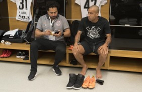 Caio e Emerson Sheik no vestiário da Arena Corinthians antes do duelo contra o Vitória