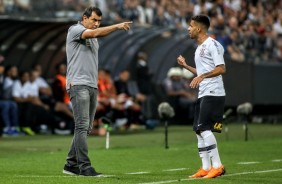 Carille passa instrues ao meia Gabriel durante jogo contra o Vitria