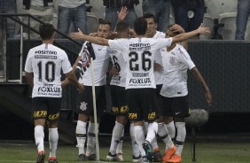 Elenco comemora o gol de Romero contra o Vitria, pelas oitavas de final da Copa do Brasil