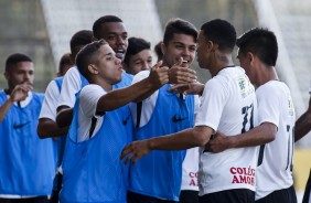 Elenco reunido para comemorar o gol de Rafael Bilu contra o Botafogo, pela Copa do Brasil sub-20