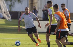 Emerson Sheik, junto ao elenco, durante o treino desta quarta-feira no CT