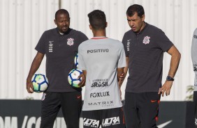 Fabinho e Carille no treino desta quarta-feira conversando com o jovem atacante Pedrinho