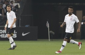 Henrique e Paulo Roberto durante partida contra o Vitória, pela Copa do Brasil, na Arena Corinthians