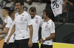 Jogadores comemoram o gol de Romero contra o Vitória, na Arena Corinthians