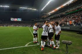 Jogadores comemoram o gol do paraguaio Romero contra o Vitória, na Arena Corinthians