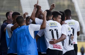 Jogadores comemorando o gol de Bilu contra o Botafogo, pela Copa do Brasil sub-20