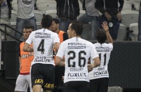 Jogadores comemorando o gol do paraguaio Romero contra o Vitória, pela Copa do Brasil