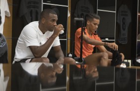 Marllon e Pedrinho aguardam no vestirio da Arena o incio do jogo contra o Vitria