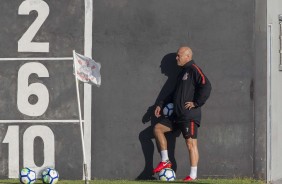 Mauri, treinador de goleiros, durante o treino desta quarta-feira no CT