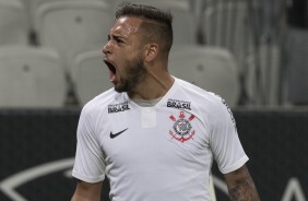 Maycon marcou o primeiro tento do Corinthians diante o Vitória, na Arena, pela Copa do Brasil