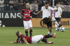 Maycon sofrendo duras entradas durante partida contra o Vitória, pela Copa do Brasil