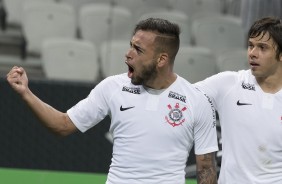 O volante Maycon vibra muito pelo gol marcado contra o Vitória, na Arena, pela Copa do Brasil
