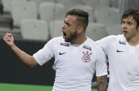 O volante Maycon vibra muito pelo gol marcado contra o Vitria, na Arena, pela Copa do Brasil