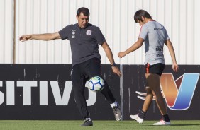 Olha o comandante Fábio Carille arriscando um chute durante o treino de hoje no CT