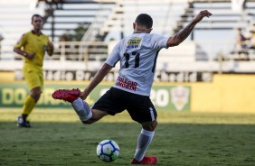 Oya prepara o chute contra o goleiro do Botafogo, pela Copa do Brasil sub-20