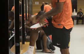 Paulo Roberto antes da partida contra o Vitória no vestiário da Arena Corinthians