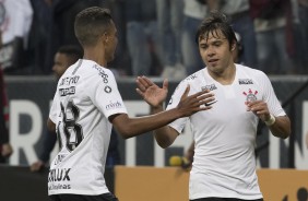 Pedrinho e Romero comemoram o gol do paraguaio contra o Vitória, na Arena Corinthians