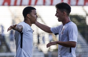 Rafael Bilu e Ramonzinho comemoram o gol do Corinthians sub-20 contra o Botafogo