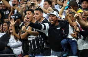 Torcedores felizes com a vitria e classificao corinthiana contra o Vitria, pela Copa do Brasil