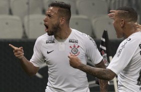 Vibra, Maycon! O volante anotou o primeiro tento do Timo diante o Vitria, pela Copa do Brasil