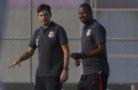 Cuca e Fabinho no treino desta sexata-feira no CT Joaquim Grava